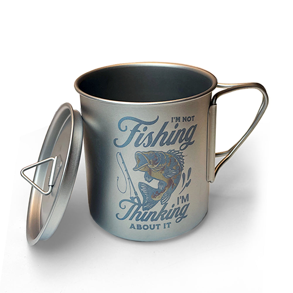 EtchStudio 450ml Titanium Camping Mug with Lid & Mesh Bag – “I’m Not Fishing, I’m Thinking About It”